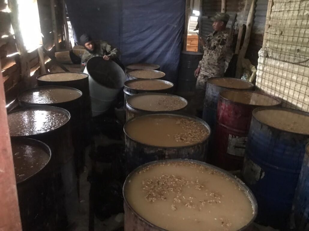 Desmantelan laboratorio clandestino de bebidas alcohólicas en Navarrete