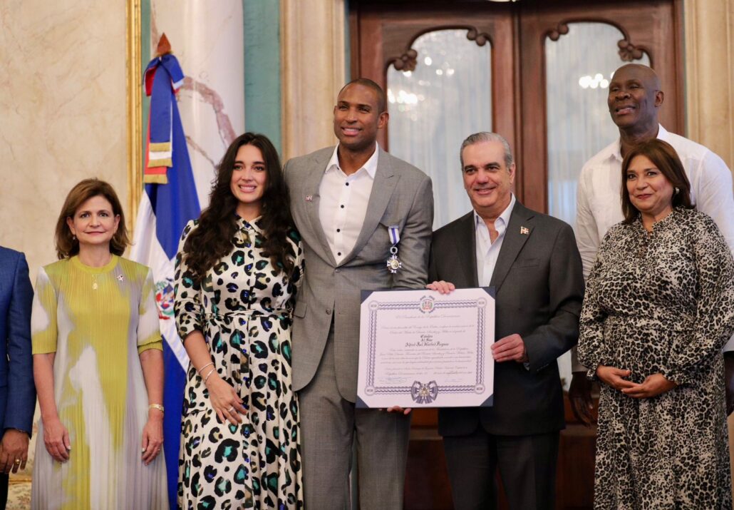 Presidente Abinader entrega Medalla al Mérito con grado de caballero a Al Horford