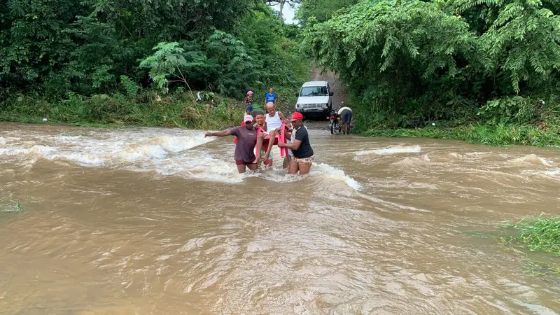 Pasan cargado envejeciente enfermo tras desbordamiento del río Cibao en Hato Mayor