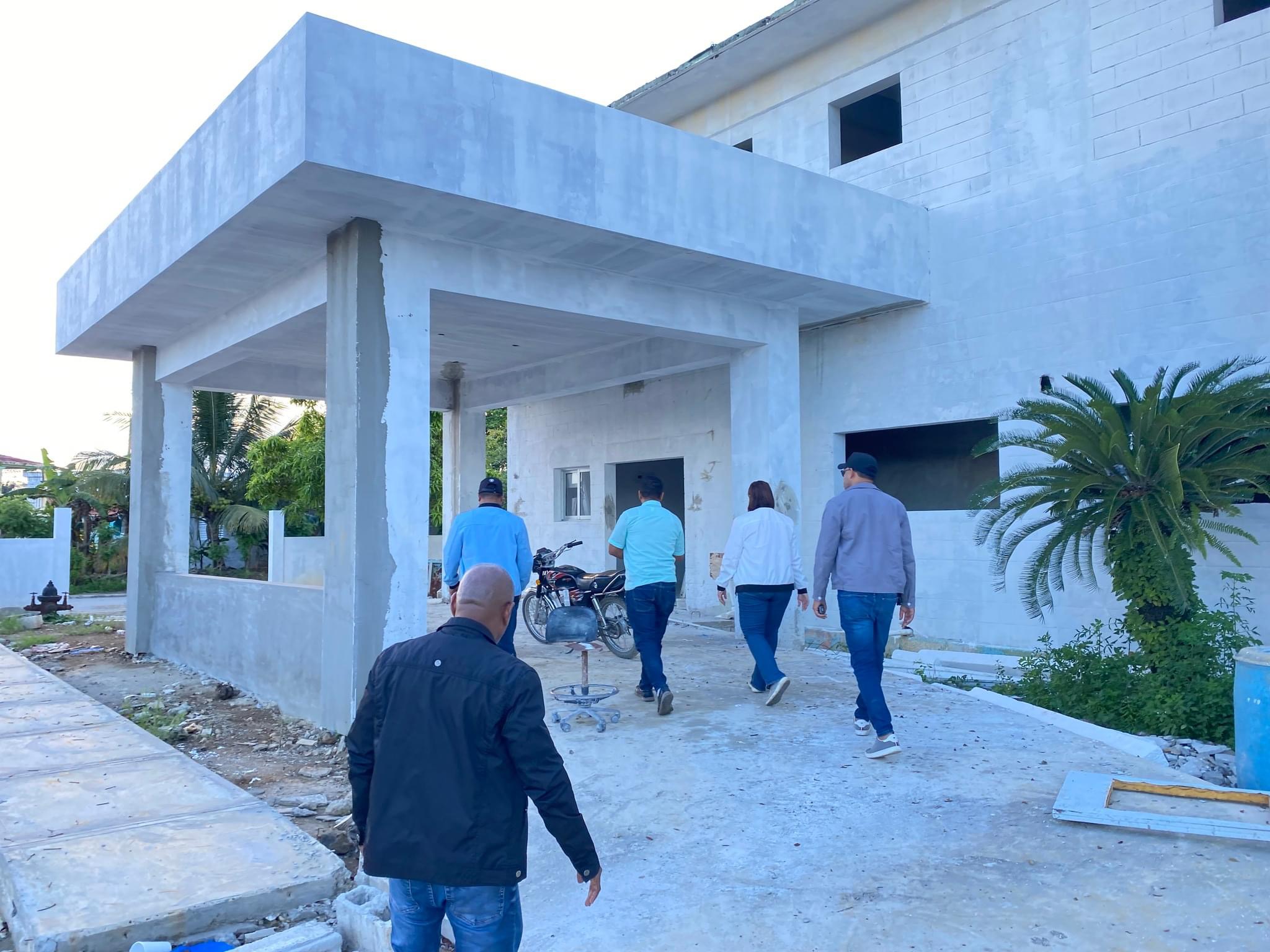 Gobernadora supervisa los trabajos de remodelación del Hospital de Sabana de la Mar