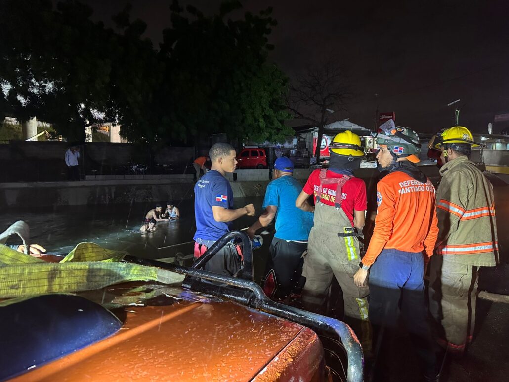 Conductor cae en canal de riego tras perder el control de su vehículo en Santiago