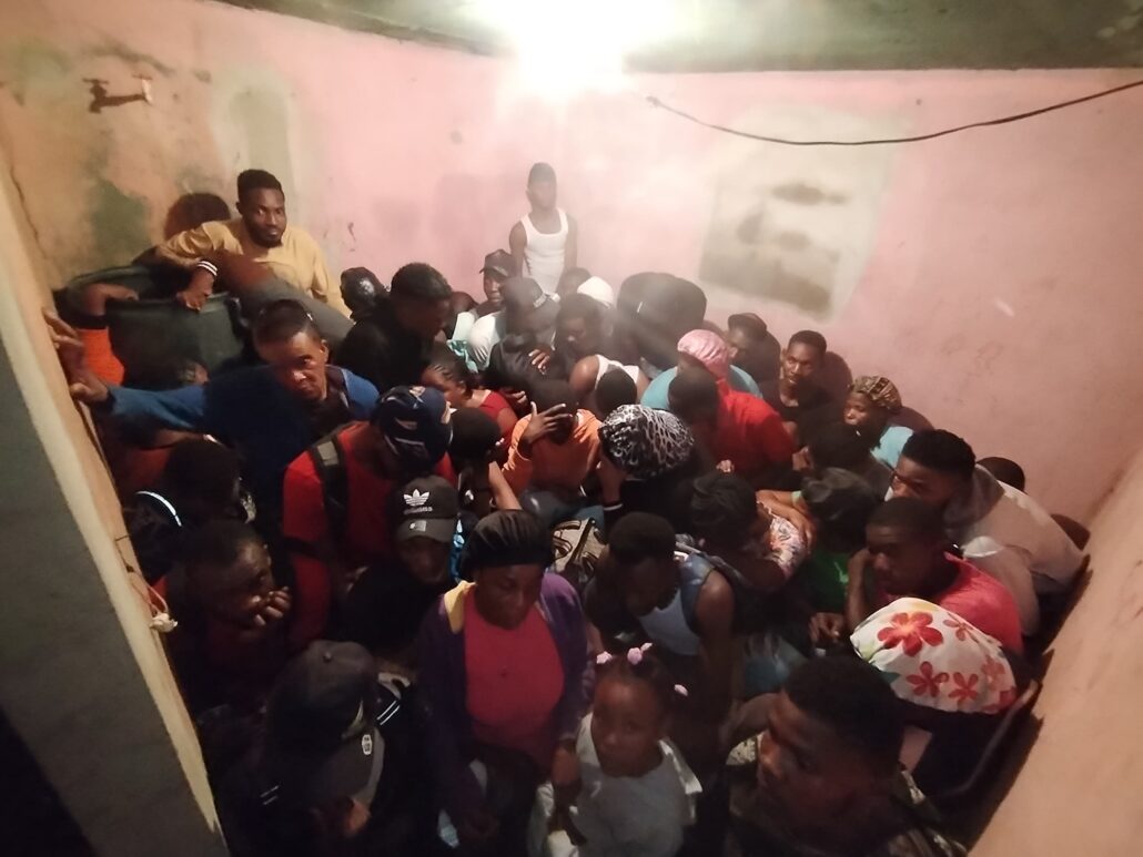 Arrestan a 83 nacionales haitianos tras intervención en hotel de Montecristi