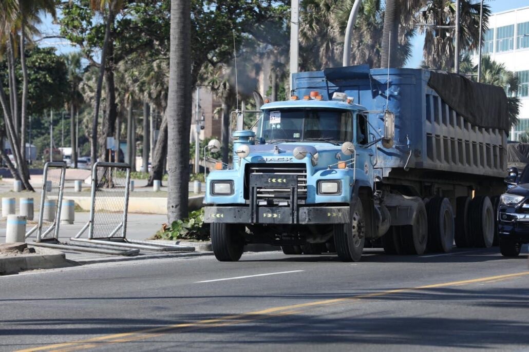 INTRANT y ADN prohíben circulación de vehículos pesados en el Malecón de Santo Domingo