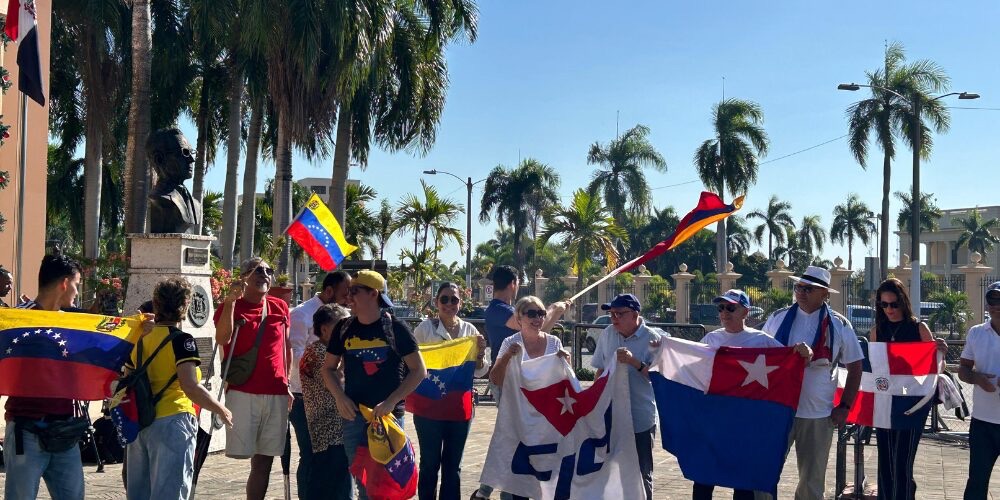 Venezolanos y cubanos se congregan frente al Palacio Nacional en apoyo a Edmundo González