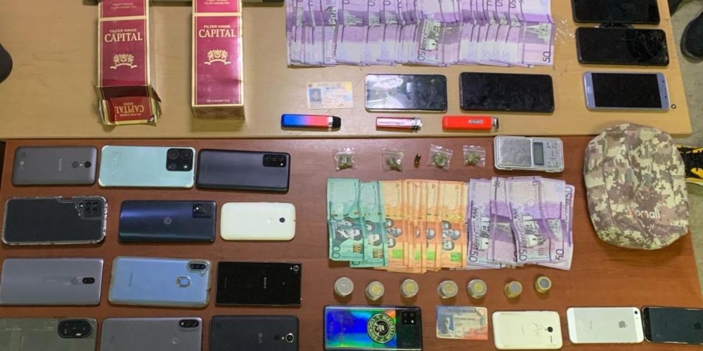 PN y MP decomisan celulares, arma de fuego ilegal, dinero, y drogas durante allanamientos en Santiago