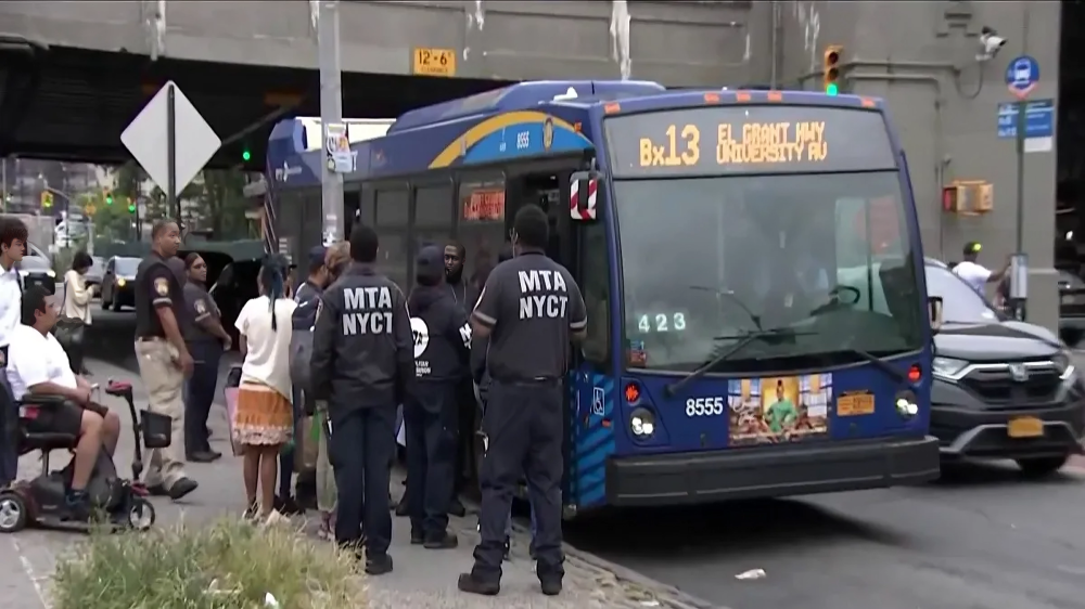 Agentes de la MTA vigilan autobuses en Nueva York