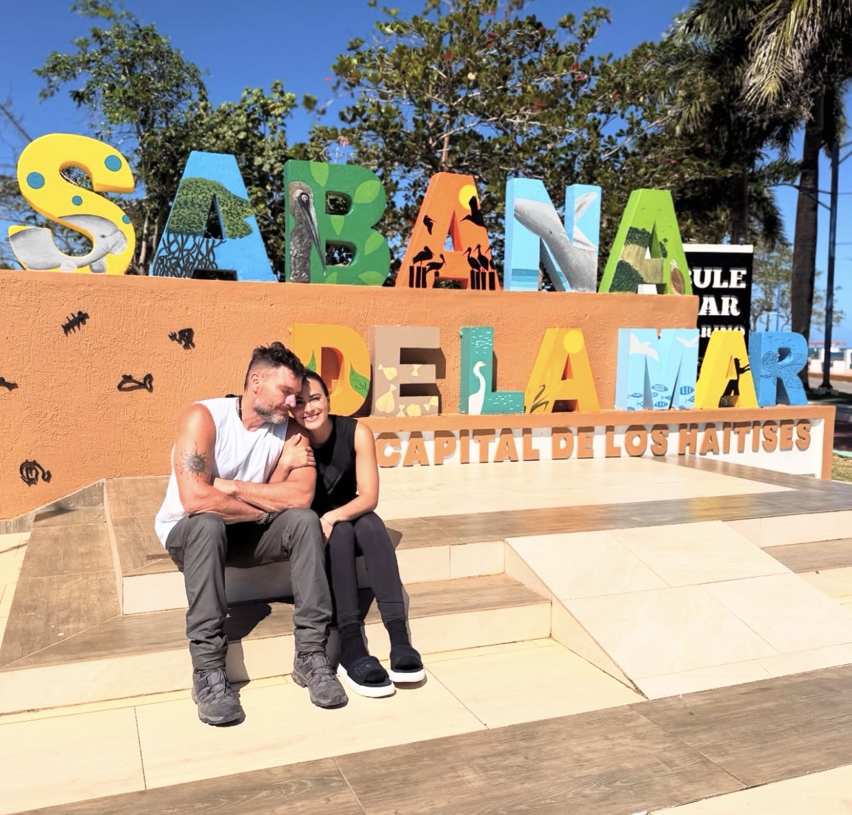 Julián Gil disfruta su luna de miel en República Dominicana