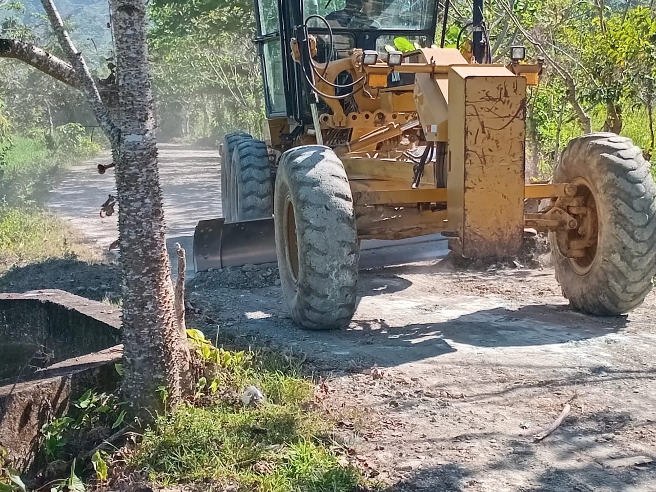 IAD y Ministerio de Agricultura inician trabajos de reparación de caminos interparcelarios en Magua y Cañita
