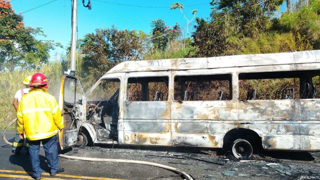 Guagua de trasporte de la ruta Miches-El Seibo se incendia 1 img 5478 1