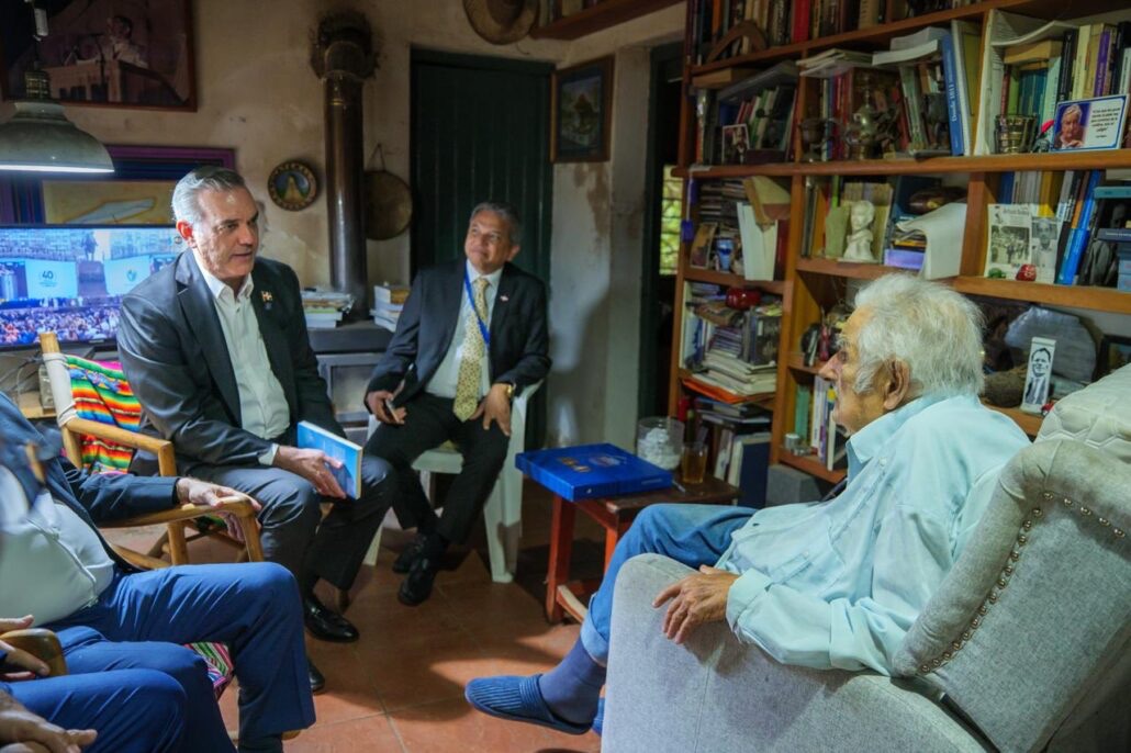 Abinader concluye estadía en Uruguay con visita a Pepe Mujica