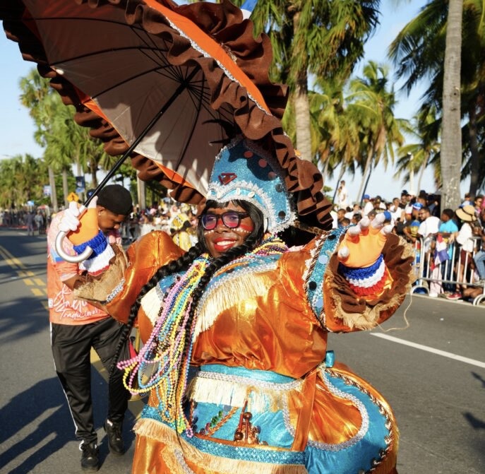 El carnaval de la capital dominicana ve desfilar el color y tradición del país