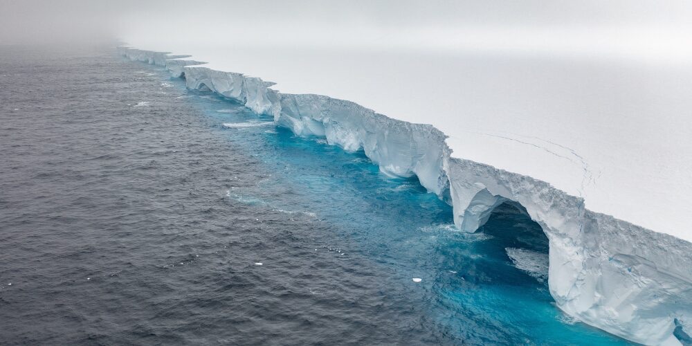 El iceberg más grande del mundo encalla en aguas poco profundas cerca de Georgia del Sur