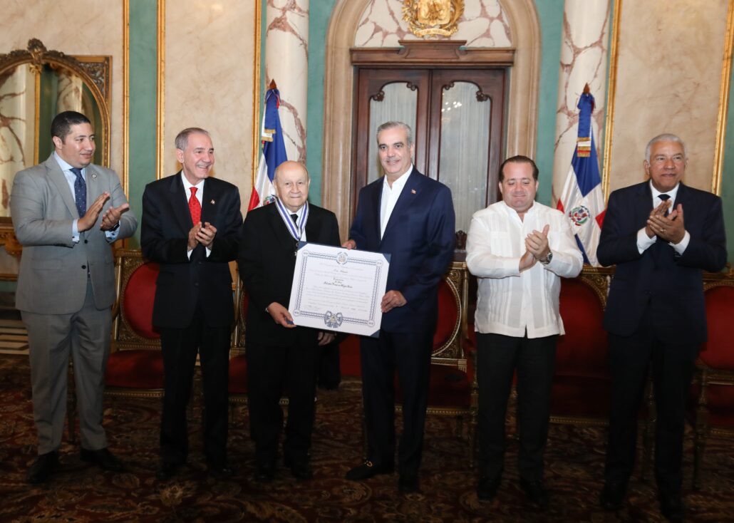 Abinader condecora a Salvador Francisco (Franklyn) Holguín Haché con la Orden Duarte, Sánchez y Mella