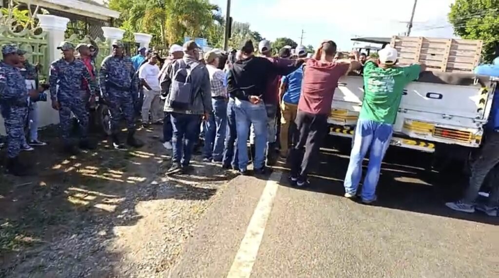 Productores de arroz de Sabana de la Mar protestan por arreglo de los caminos 2 img 5688 1