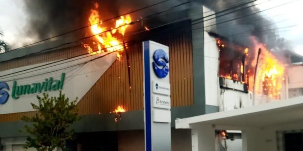 Fuego afecta un centro de medicina integrativa en Santiago