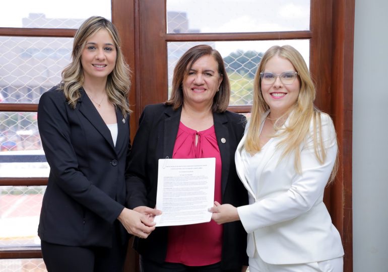 Las diputadas Carmen Ligia Barceló y Liz Mieses presentan el proyecto de ley Alerta AMBER en RD