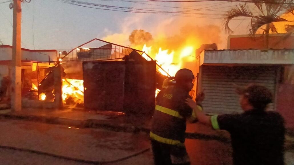Incendio reduce a cenizas fábrica de cartón y varias viviendas afectadas en Santiago