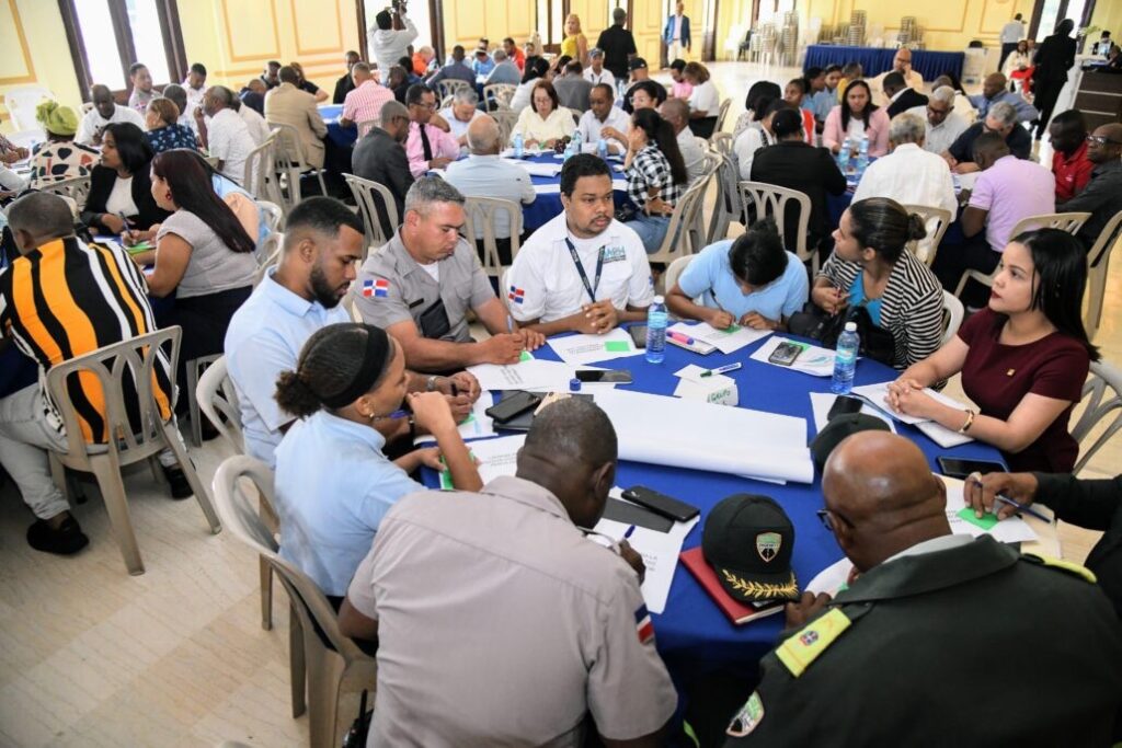 Realizan en San Cristóbal consulta regional para elaboración del Plan Nacional de Seguridad Vial 2025-2030 1 img 8205 1