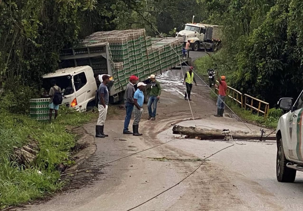 Accidente de tránsito en la carretera Hato Mayor – Sabana de la Mar provoca congestión vehicular
