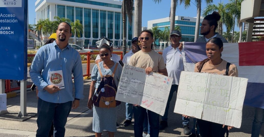 Maestros marchan hacia el MINERD en reclamo por salarios atrasados