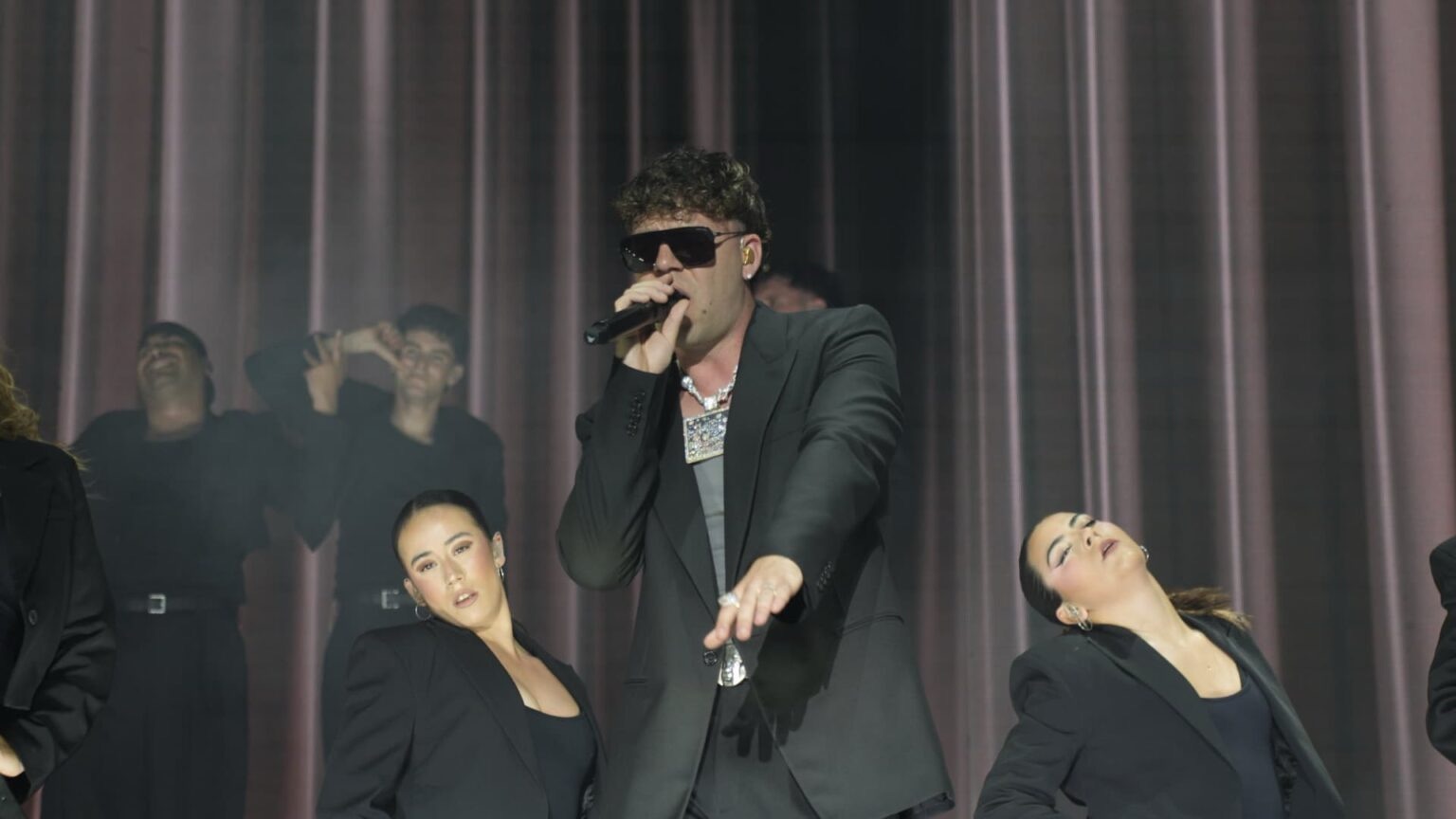 Quevedo se presenta por primera vez en RD ante un público eufórico; dedica su show a víctimas del Jet Set