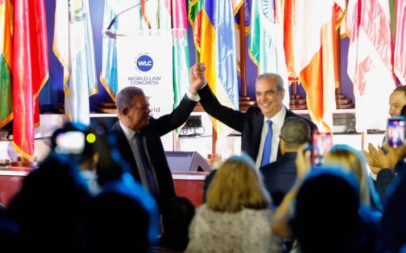 Alzando las manos y con abrazo; el efusivo encuentro de Abinader y Leonel en el Congreso Mundial de Derecho 2 img 1721 1