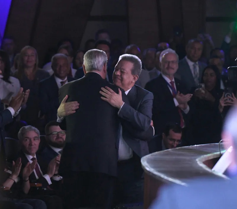 Alzando las manos y con abrazo; el efusivo encuentro de Abinader y Leonel en el Congreso Mundial de Derecho 1 img 1723