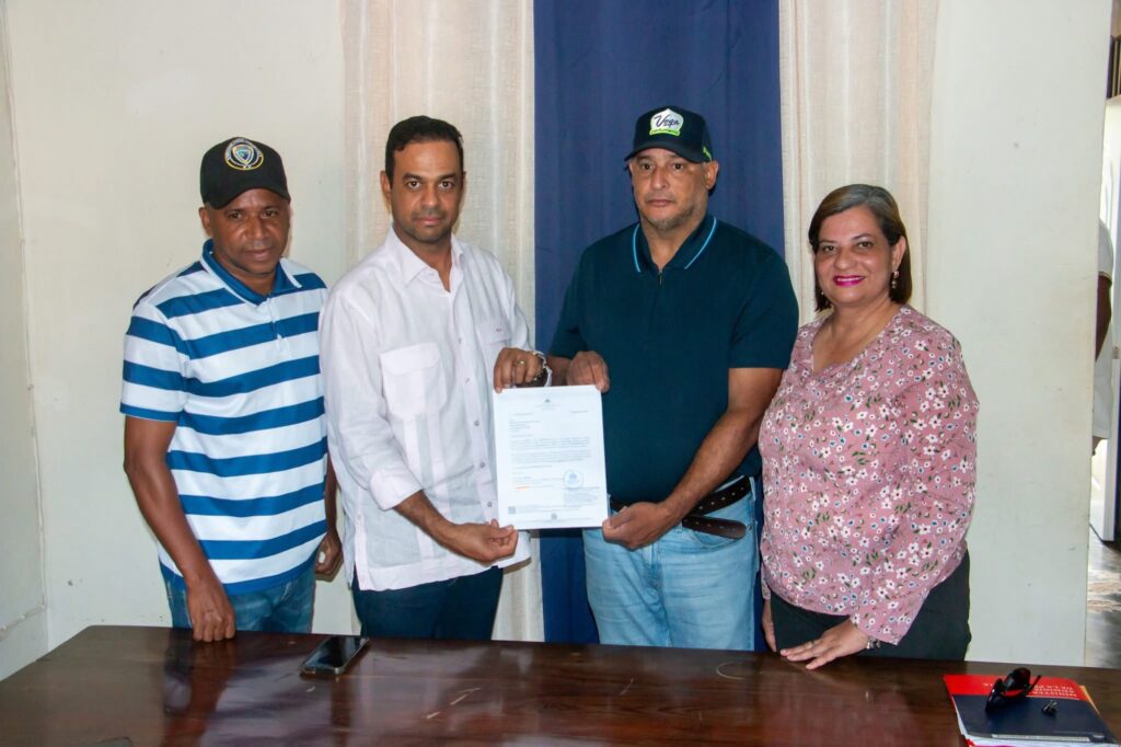 Gobierno entrega RD$8 millones a la Alcaldía de El Valle para obras de infraestructura vial 1 img 2151 1