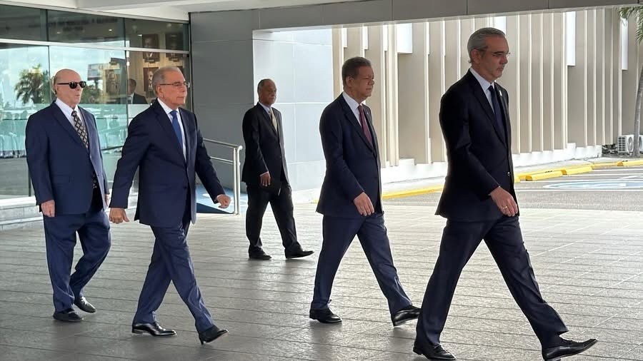 Abinader acuerda entregar informes periódicamente a expresidentes sobre seguridad nacional y otras medidas 1 img 2437 1