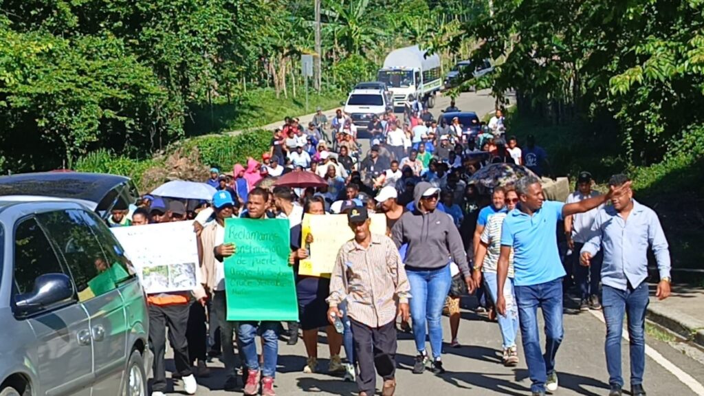 Yerba Buena se levanta en marcha por mejores condiciones 2 img 3074 1