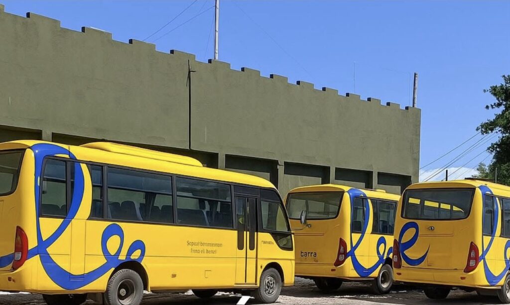 Inicia sistema de transporte escolar gratuito en Samaná 1 img 3094 2 1