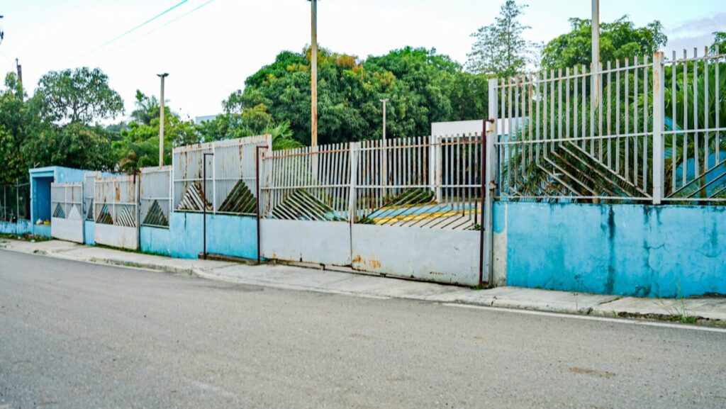 Indignación en El Carril, Haina, por muerte de niño de 10 años tras caerle portón de centro de salud 1 img 3847 1