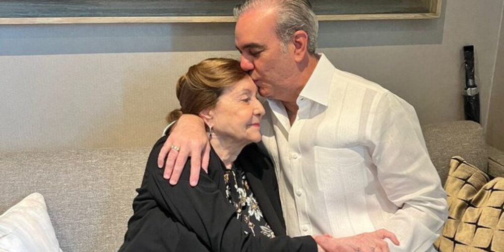 Presidente Abinader envía un fuerte abrazo a madres dominicanas en su día 2 img 3927 1