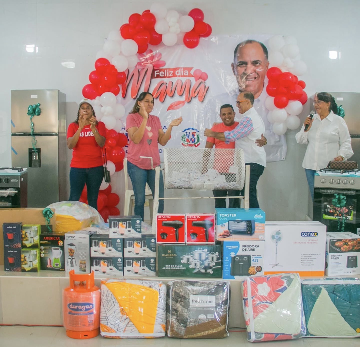 Diputado Héctor Rosa celebra el Día de las Madres en El Valle y Sabana de la Mar
