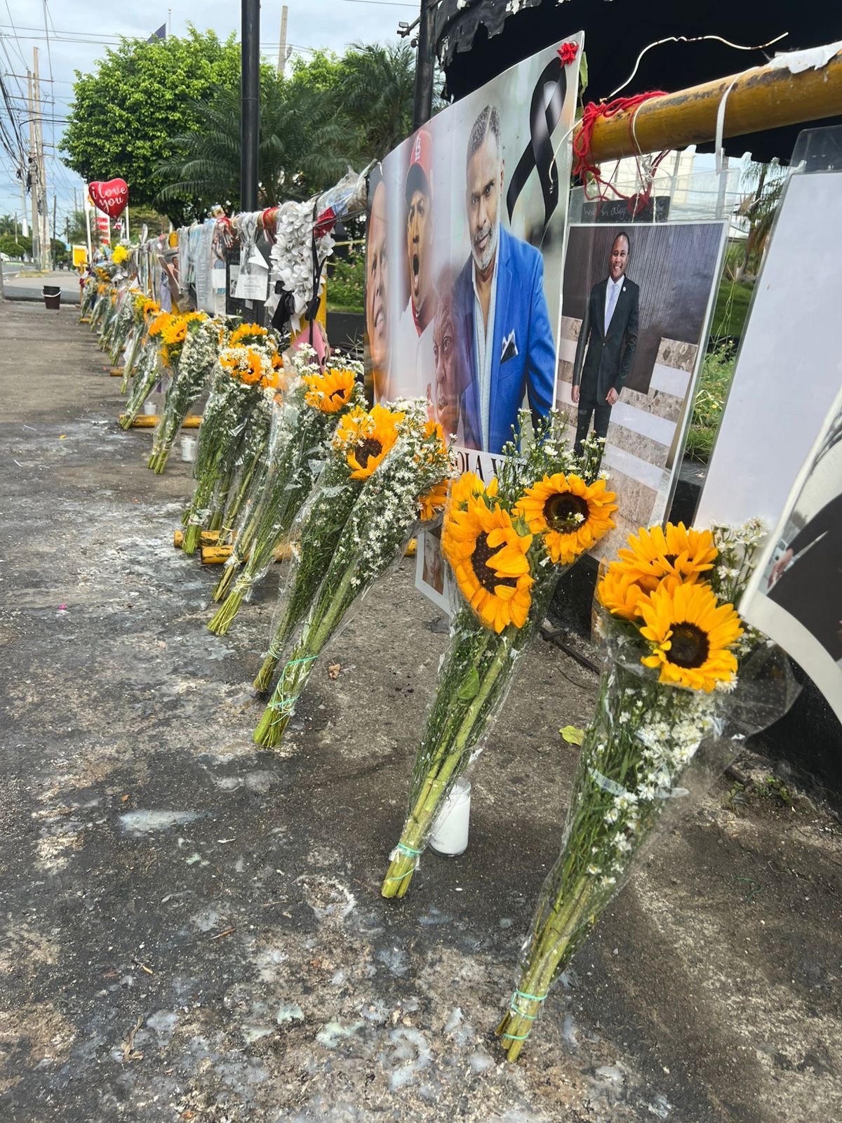 Alcaldía del DN coloca nuevas flores y renueva altar Jet Set al cumplirse segundo mes de la tragedia