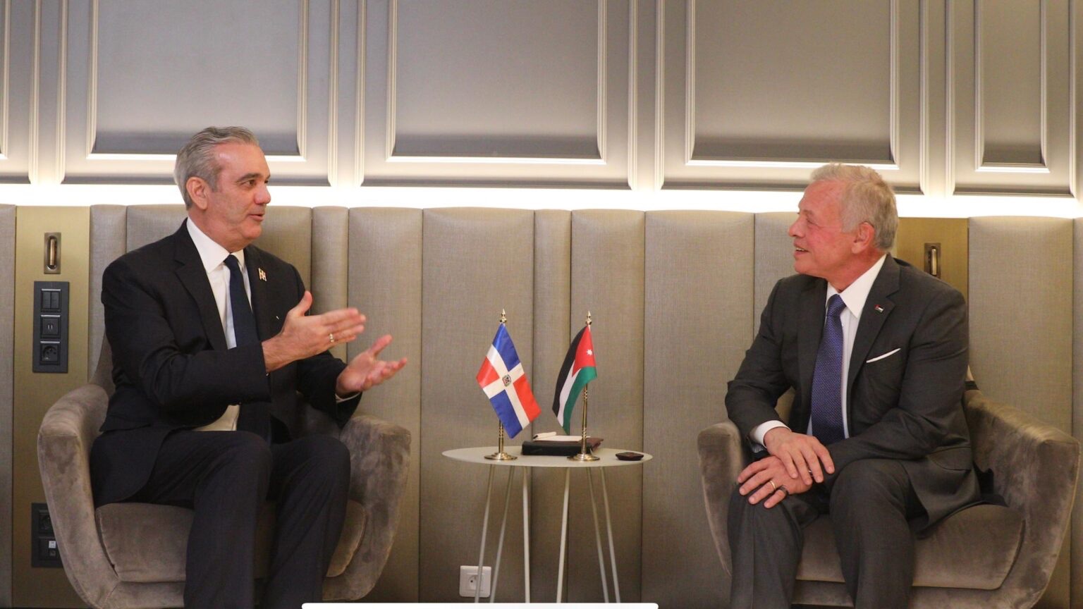 Presidente Abinader y el Rey de Jordania sostienen reunión bilateral