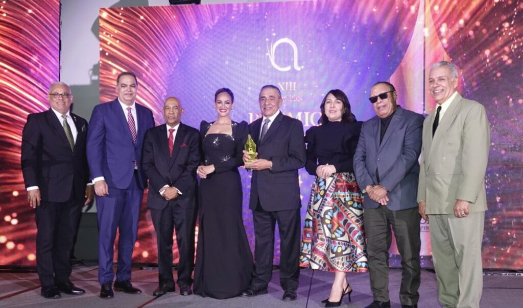 Aníbal de Castro recibe el Premio al Mérito Periodístico de Acroarte 1 img 5802 1
