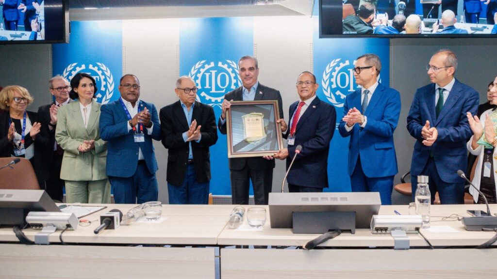 Presidente Abinader recibe reconocimiento de la OIT en Ginebra por respaldo a derechos de trabajadores 1 img 5919 1
