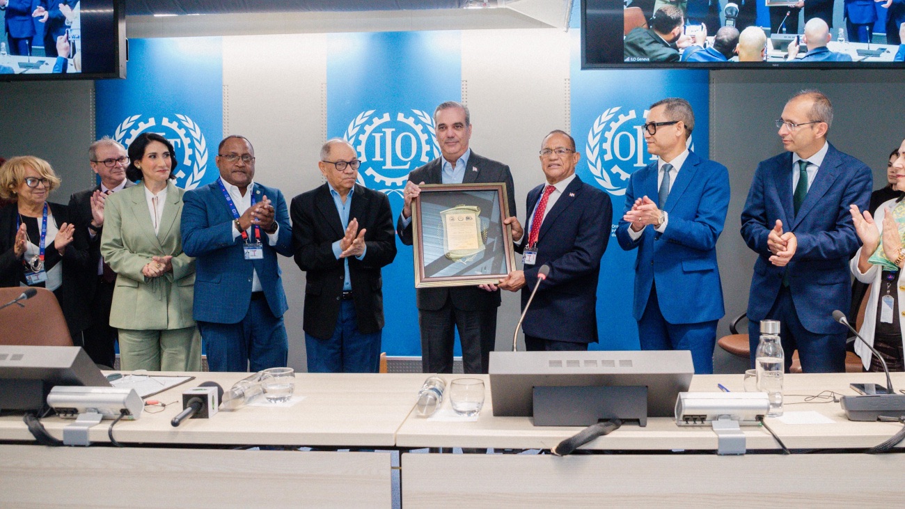 Presidente Abinader recibe reconocimiento de la OIT en Ginebra por respaldo a derechos de trabajadores