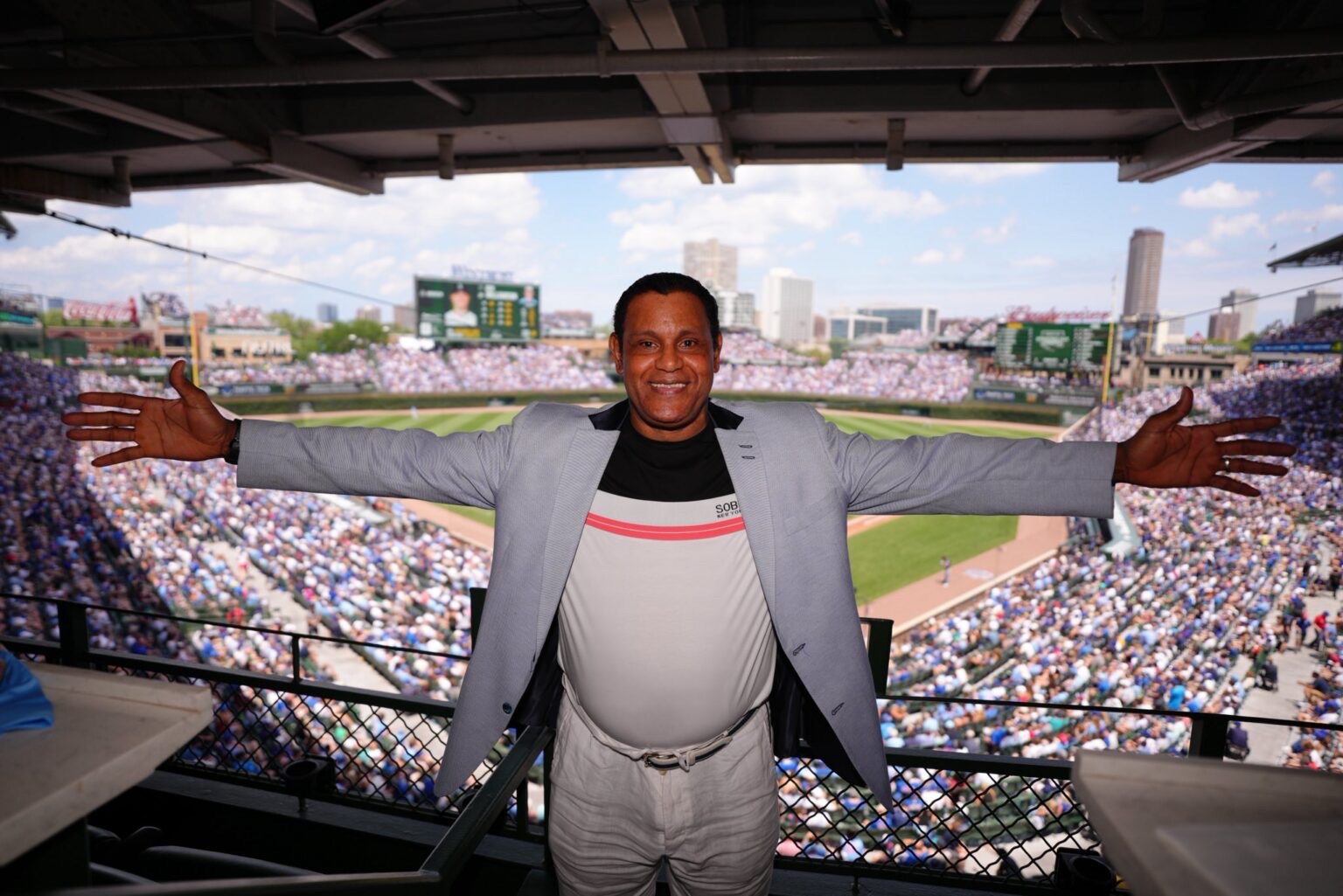 Sosa recibe ovación de pie de los aficionados de los Cubs en su regreso a Wrigley Field por primera vez en 21 años