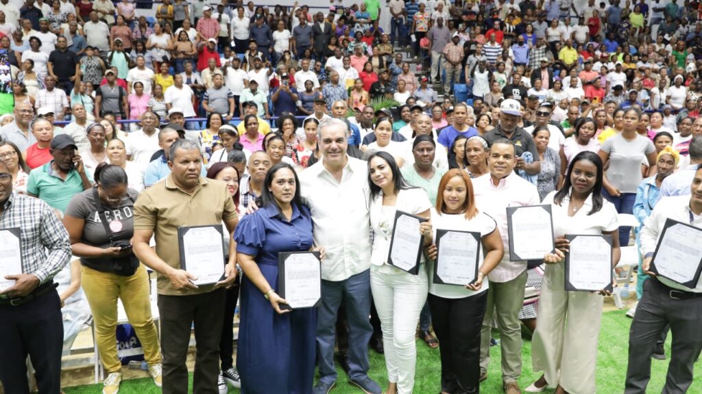 Abinader entrega 1,600 títulos de propiedad en La Romana 1 img 6831 1