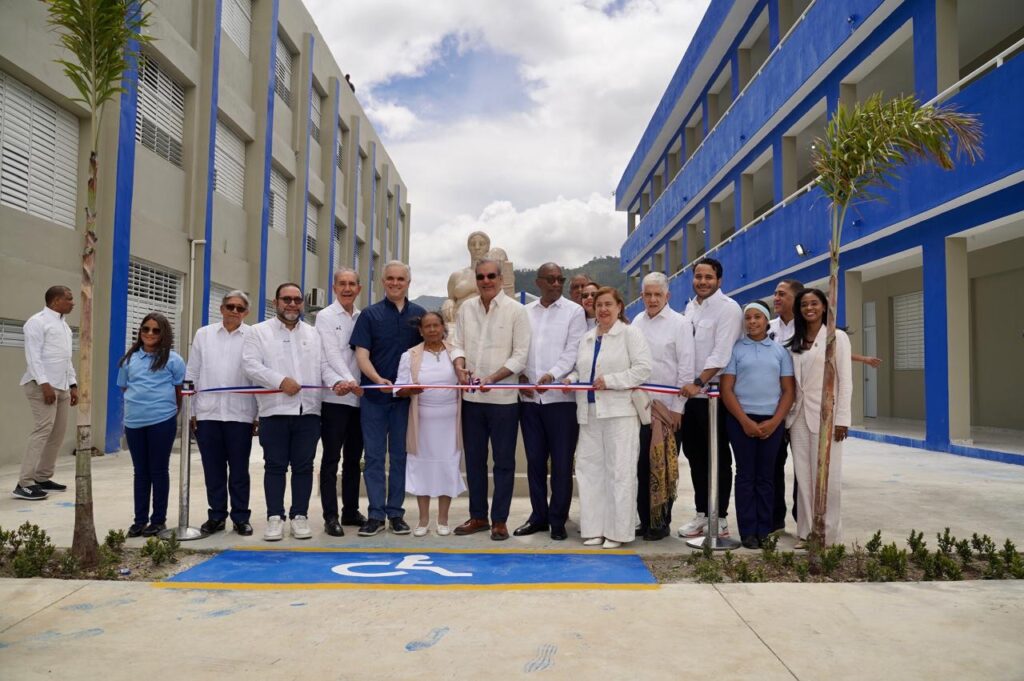 Gobierno entrega dos centros educativos en Constanza que beneficiarán a más de 2 mil estudiantes 1 img 7395 1 1