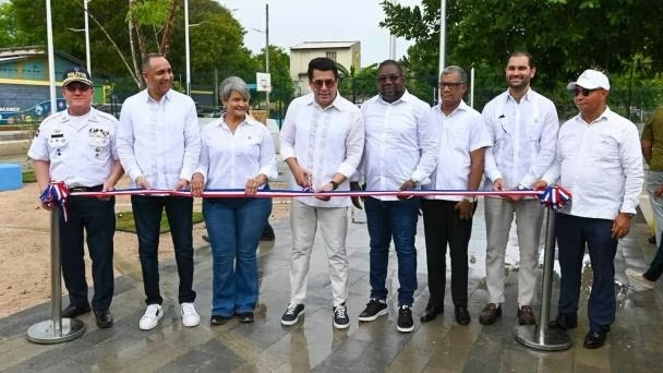 David Collado entrega remozada Plaza Marcelino Marte (Canito), en Guayacanes