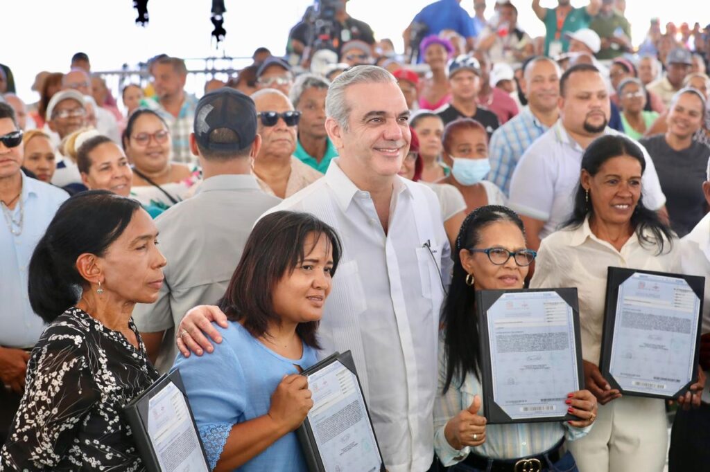 Abinader entrega 537 títulos de propiedad en Santiago 1 img 7448 1