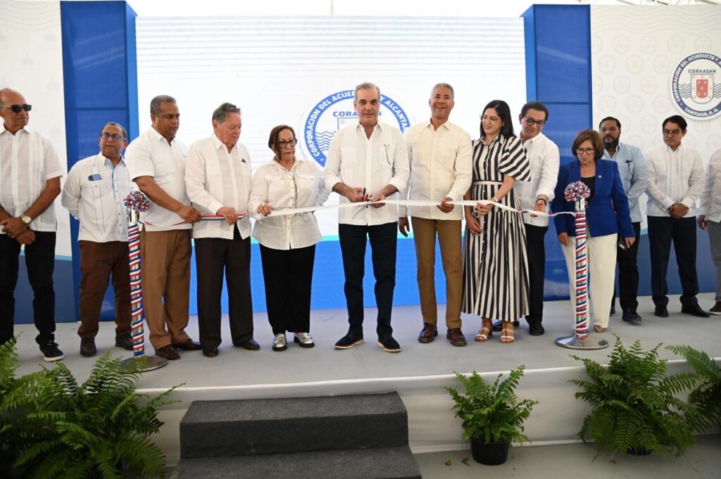Con una inversión superior a los 160 millones Abinader deja inauguradas obras de agua potable en Santiago 1 img 7449 1