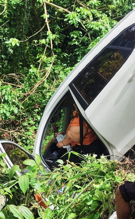 Vehículo se desliza en carretera Hato Mayor–El Valle con tres doctoras a bordo 2 bc9d0e70 b14a 4353 a438 dd7e707bc93b 1
