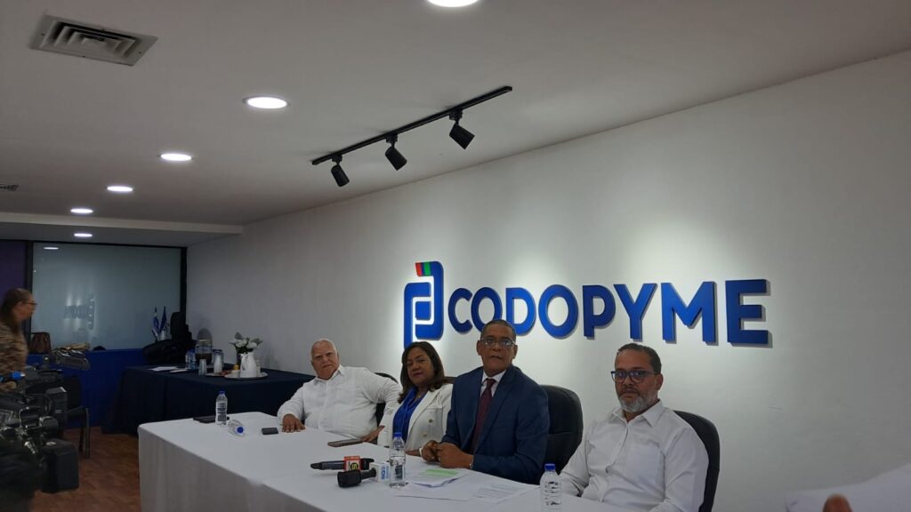 Codopyme saluda interés de Luis Abinader en observar ley de residuos sólidos 1 img 0115