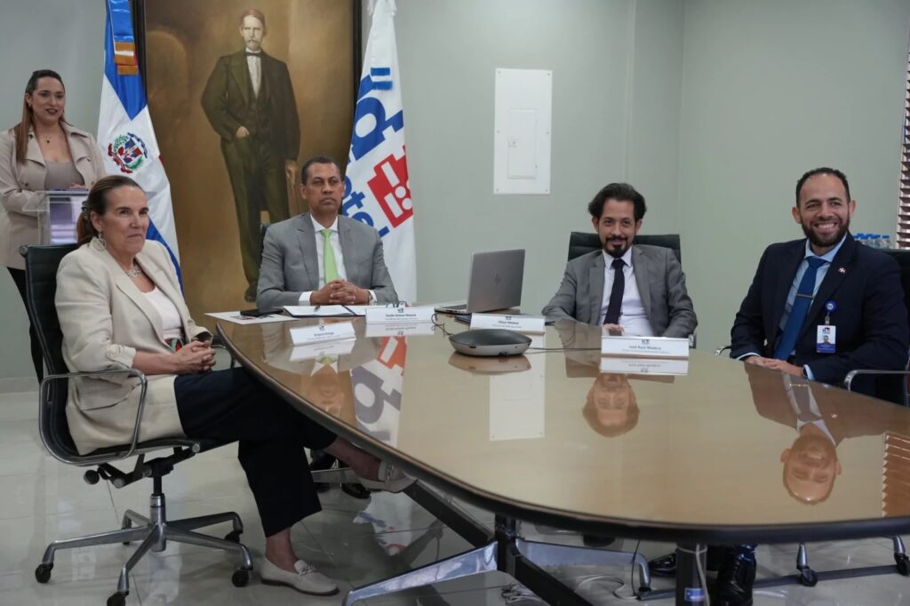 INDOTEL y ARCOTEL impulsan acuerdo para validar firmas electrónicas 1 img 7866