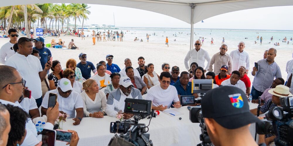 Collado firma acuerdo para intervenir Playa y Malecón de Boca Chica 1 img 8013 1