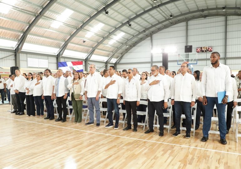 Presidente Abinader inaugura varias obras en la provincia Duarte y sostiene diálogo con la juventud